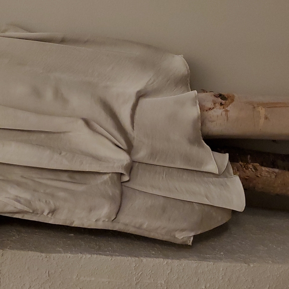 Light Gray/Silver Satin Top high/ low Size M - Picture 2 of 5